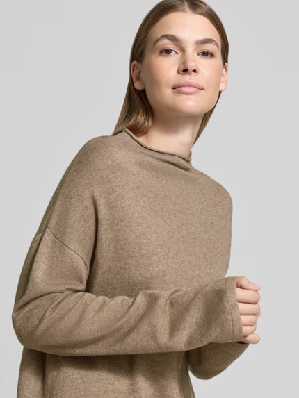 Frauenmodel trägt Turtleneck mit Mock Neck von MARC O'POLO in beige, unifarben, Strukturmuster, Feinstrick, Relaxed Fit, Nahaufnahme Oberkörper.