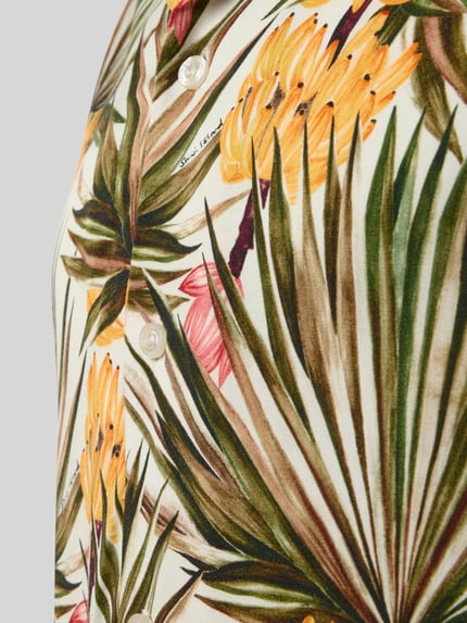 Männermodel trägt Regular Fit Freizeithemd aus reiner Viskose von Shiwi mit floraler Allover-Print, Reverskragen, Nahaufnahme Oberkörper.