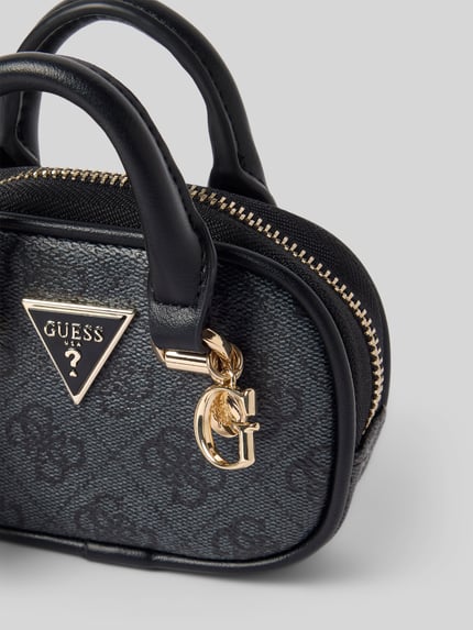 Produktfoto, Schlüsselanhänger mit Label-Details Modell 'CAMDEN' von GUESS, strukturierte Oberfläche in Dunkelgrau mit goldfarbenen Akzenten, Damen Schlüsselanhänger, kurzer Tragehenkel, Reißverschluss