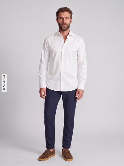 Mannelijk model draagt wit modern fit zakelijk overhemd uit pure katoen, Modern Fit Businesshemd aus reiner Baumwolle van OLYMP, Heren Businesshemd, volledige vooraanzicht, KI-modifiziertes Bild