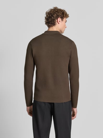 Männermodel trägt Regular Fit Jacke aus Viskose-Mix Modell 'Matt' von Samsøe Samsøe in Braun, leichter Stoff, Ganzkörperansicht Rückansicht.