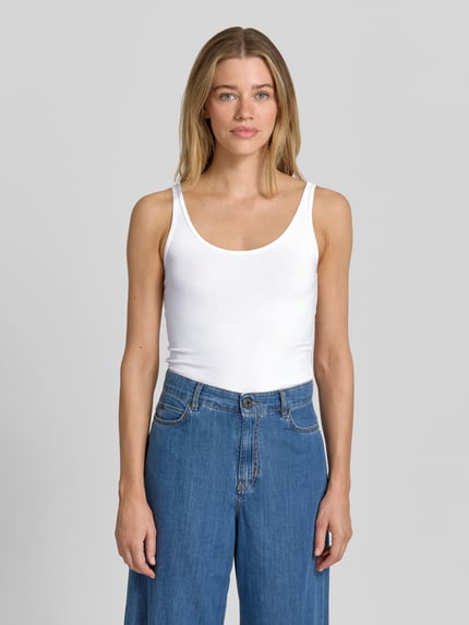Frauenmodel trägt Slim Fit Top mit Rundhalsausschnitt von Jake*s Casual, weiß, Baumwoll-Mix, Ärmelloses-Design, Rückenlänge 45 cm, Ganzkörperansicht von vorne.