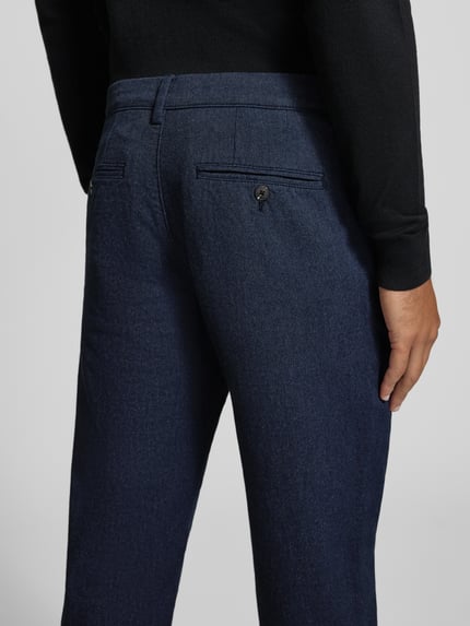 Männermodel trägt dunkelblaue Slim Fit Chino aus Baumwoll-Mix Model 'MILES' von Selected, strukturierte Oberfläche, Rückansicht, Herren Chino