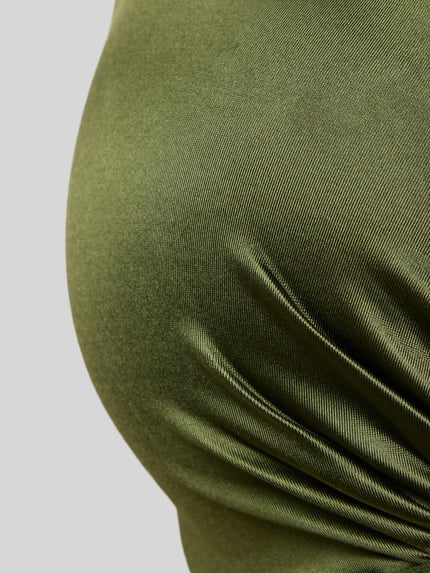 Detailaufnahme, glatter olivgrüner Stoff mit feiner Struktur, Produktfoto, Bikini-Oberteil mit Zierelementen Modell 'GUARANA' von DORINA, Material-Mix mit Stretch-Anteil