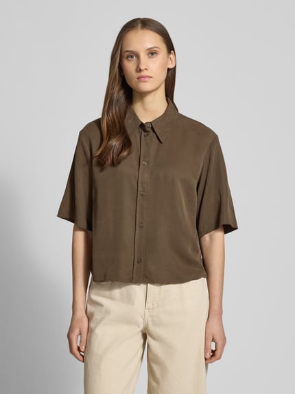 Frauenmodel trägt Relaxed Fit Bluse aus reinem Lyocell von Marc O'Polo Denim in Braun, Hemdkragen, kurzarm, Ganzkörperansicht von vorne.