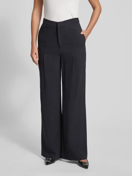 Kobiece model prezentuje czarne, szerokie spodnie Wide Fit Stoffhose aus Viskose-Mix Modell 'Inga' od GUIDO MARIA KRETSCHMER WOMAN, przód całej sylwetki. Spodnie posiadają kant, elastyczny materiał, zapięcie na haftkę i zamek, rozmiar 36: szerokość pasa 38 cm, długość nogawki 80 cm.