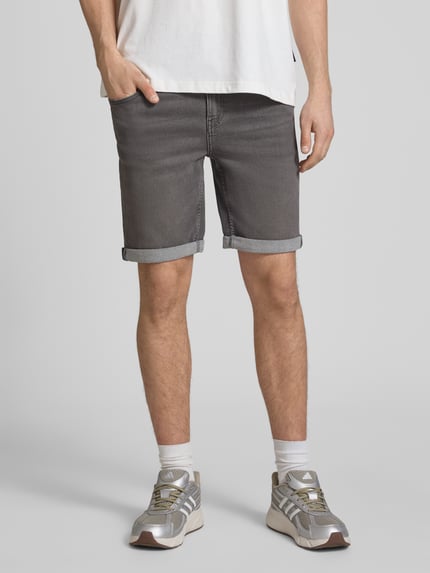 Mężczyzna nosi Regular Fit Bermudas aus Baumwoll-Mix mit Viskose-Anteil Modell 'PLY' od Only & Sons, denimowy wygląd, 5 kieszeni, szary melanż, zdjęcie: całkowity widok z przodu.