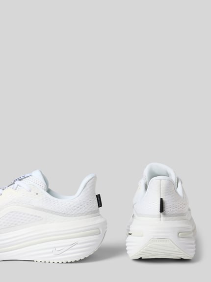 Produktfoto, Sneaker mit Logo-Detail Modell 'Winflo' von Nike, heren sneakers met logodetail, afgeronde pasvorm, vetersluiting, hakhoogte maat 10: 7 cm, schachthoogte maat 10: 6 cm, schachtbreedte maat 10: 6 cm, wit met structuur en golvende lijnen