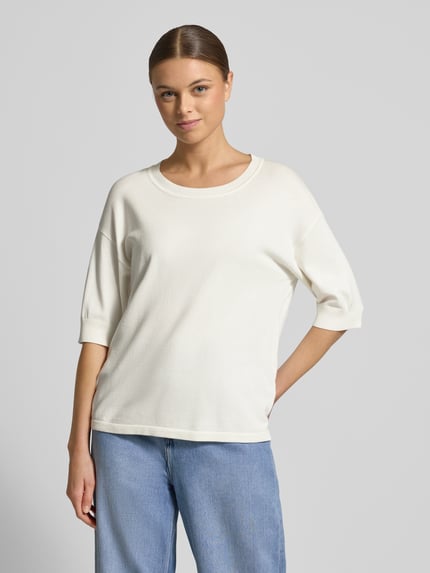 Frauenmodel trägt Regular Fit T-Shirt aus Viskose-Mix Modell 'Morla' von B.Young in Off-White, Rundhalsausschnitt, 7/8-Arm, Ganzkörperansicht von vorne.