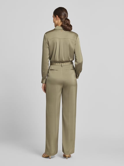 Frauenmodel trägt Jumpsuit mit Taillengürtel von MICHAEL Michael Kors in Oliv, Satin mit Crinkle-Optik, Ganzkörperansicht Rückansicht.