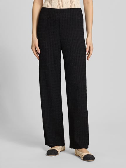 Frauenmodel trägt Straight Leg Hose in Strukturoptik Modell 'ILSE' von Only, Optik: Unifarben, Passform: Straight Leg, Bundhöhe: Mid Waist, Bundabschluss: elastisch, Materialverarbeitung: Crinkle, Ganzkörperansicht von vorne.