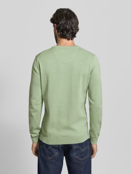 Männermodel trägt Regular Fit Pullover aus reiner Baumwolle von s.Oliver RED LABEL in Melange-Optik, Feinstrick, Ganzkörperansicht Rückansicht.