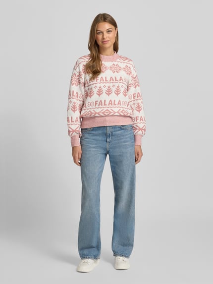 Frauenmodel trägt Strickpullover mit Stehkragen Modell 'FROSTINA' von Vila im Elastischer-Material-Mix mit Gerader-Schnitt, rosa gemustert, Ganzkörperansicht von vorne.