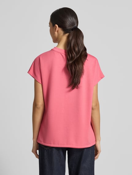 Vrouwenmodel draagt T-Shirt met Rundhalsausschnitt van Soyaconcept in roze, regular fit met kapmouwen en tunnelkoord, materiaal-mix met modal, volledige achteraanzicht.