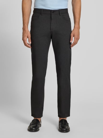 Męski model nosi Comfort Fit Hose mit Eingrifftaschen von Christian Berg Men, czarne, mieszanka materiałów z dodatkiem wiskozy, wpuszczane kieszenie, kieszenie z tyłu, szerokość w rozmiarze 32/32: 41 cm, długość wewnętrzna nogawki: 78 cm, całopostaciowy widok z przodu.