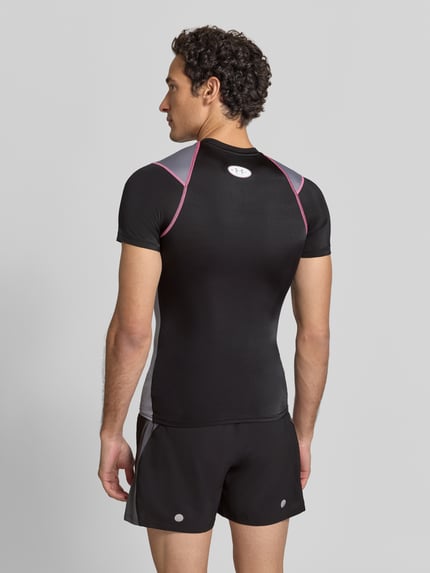 Under Armour t-shirt sportowy o kroju slim fit z kontrastowymi szwami model 'HeatGear®' Czarny 5