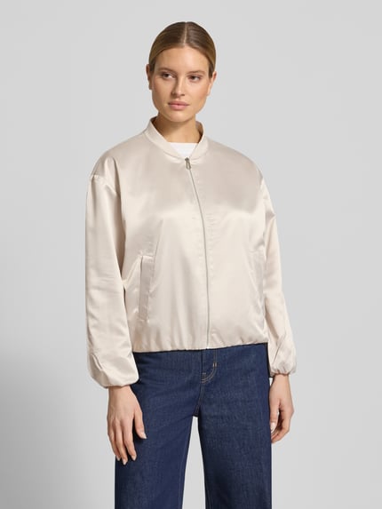 Frauenmodel trägt Regular Fit Blouson mit College-Kragen von Tom Tailor, Optik: Unifarben, Satin, Reißverschluss, Ganzkörperansicht von vorne.