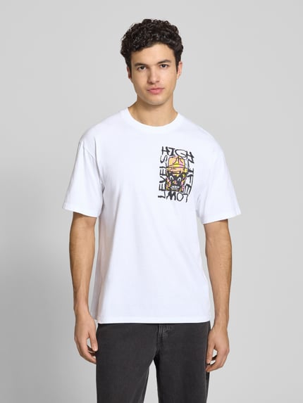 Männermodel draagt wit T-shirt met print model 'HATTY MAN' van Edwin, puur katoen, relaxed fit, ronde hals, ruglengte maat M 73 cm, Ganzkörperansicht von vorne