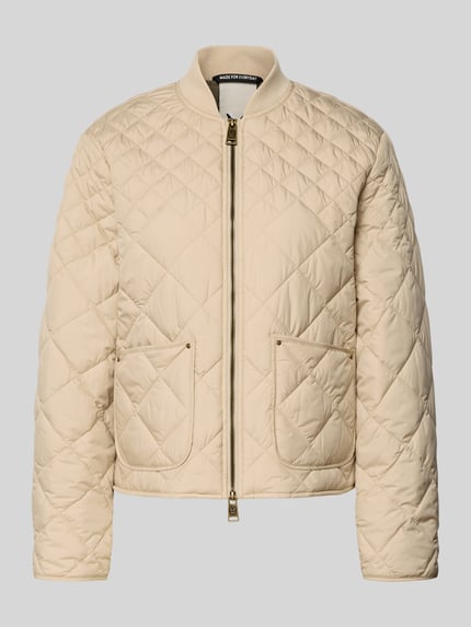 Produktfoto, Steppjacke mit Eingrifftaschen von Fuchs Schmitt in Beige mit geradem Schnitt, Stehkragen und Zweiwege-Reißverschluss, strukturierte Oberfläche.