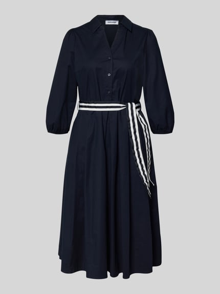 Produktfoto, Hemdblusenkleid mit V-Ausschnitt und Bindegürtel von More & More, dunkelblau, A-Linie, Midikleid, Baumwoll-Elasthan-Mix, Knopfleiste, strukturierter Stoff, Größenangaben laut Kontext.