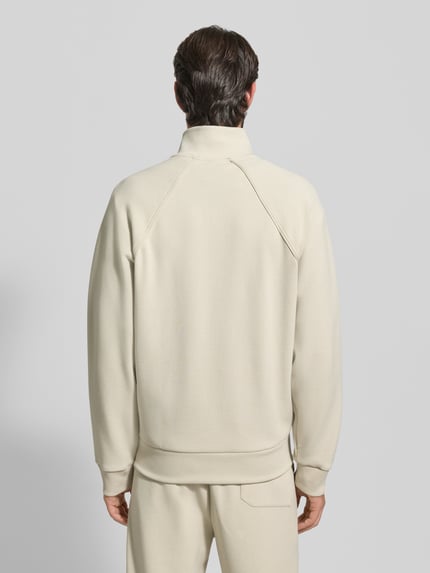 Männermodel draagt Regular Fit Sweat-Pak uit katoenmix Model 'TRACKSUIT SET' van BOSS Green in effen kleur, tweedelig, opstaande kraag, lange mouw, geribde boorden, paspelnaad, galonstrepen, steekzakken en achterzak, materiaalverwerking piqué, Ganzkörperansicht Rückansicht.