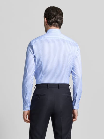 Männermodel trägt Slim Fit Businesshemd mit Kentkragen von Jake*s, hellblau mit feinen Streifen, elastischer Material-Mix, Ganzkörperansicht Rückansicht.