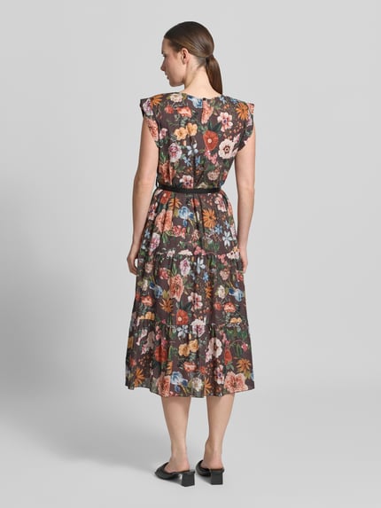 Frauenmodel trägt Midikleid mit Gürtel Modell 'Ol44iviraa' von ZABAIONE, Allover-Blumenmuster, reine Baumwolle, Ganzkörperansicht Rückansicht.