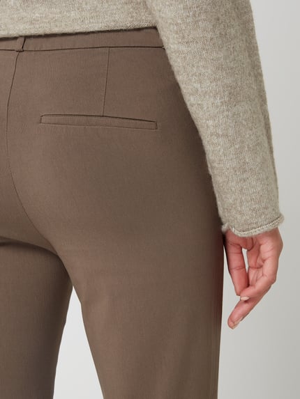 Frauenmodel trägt Hose aus Viskose-Mix mit Gürtelschlaufen Modell 'Solvej' von FREE/QUENT, Regular Fit, Detailaufnahme Rückansicht.