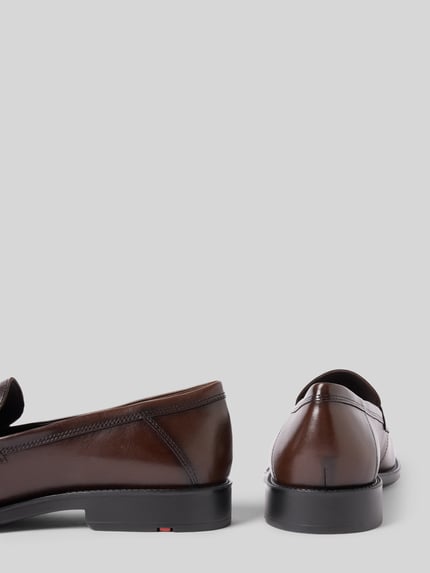 Produktfoto, braune Penny-Loafer aus echtem Leder Modell 'CORE' von Lloyd mit abgerundeter Form, glatter Sohle und Schaftbrücke
