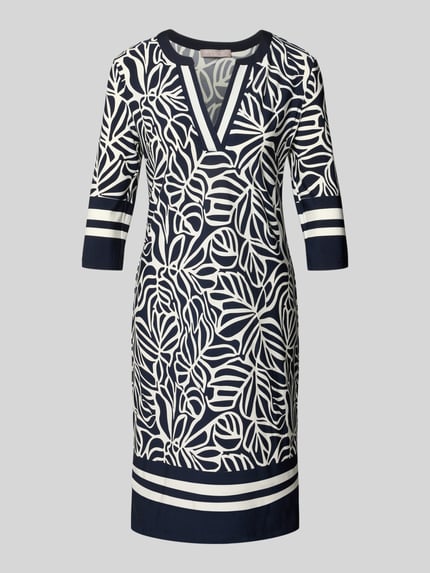 Produktfoto, Knielanges Tunikakleid mit V-Ausschnitt und 3/4-Arm van Christian Berg Woman Selection, Elastische materiaalmix, rechte fit, knielengte, all-over look, V-hals, 3/4-mouw, ruglengte maat 36: 92 cm, borstwijdte maat 36: 41 cm, mouwlengte maat 36: 42 cm, blauw-wit met bladmotief, gladde textuur
