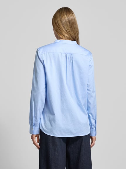 Frauenmodel trägt Regular Fit Hemdbluse aus reiner Baumwolle von Marc O'Polo in Hellblau, Stehkragen, Rückenpasse, Ganzkörperansicht Rückansicht.