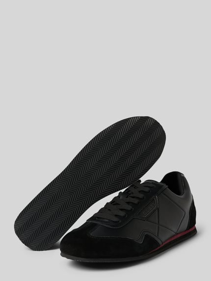 Produktfoto, Schnürschuhe aus Leder-Mix Modell 'Olmo' von Guess voor heren, afgeronde pasvorm, profielzool, zwart met rode details, logo-detail.