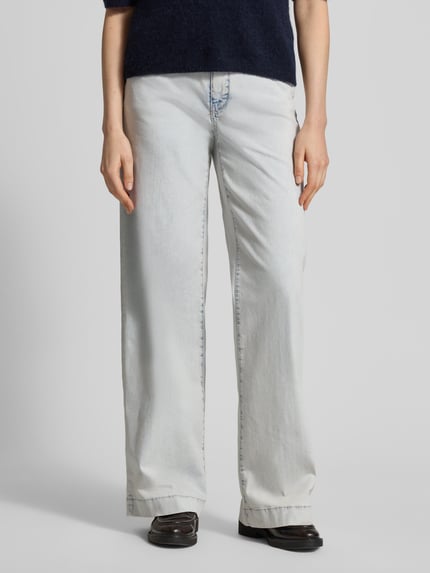 Frauenmodel trägt Jeans mit 5-Pocket-Design von MAC aus Baumwoll-Mix in hellem Blau, gerader Schnitt, Bund und Knopf, Nahaufnahme Oberkörper.