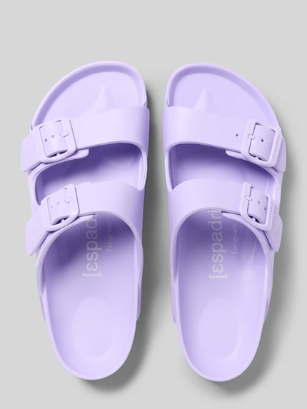 Productfoto, Slides met logo-prägung Modell 'AMI POOL' van Espadrij, afgeronde vorm, sluiting met riempje, profielzool, hoogte 3 cm