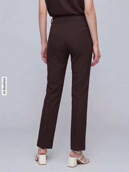 Vrouwenmodel draagt donkerbruine slim fit broek met opgestikte zakken, rechte pijpen, gladde structuur, Slim Fit Schmale Hose mit aufgesetzten Taschen Modell 'FARAH' van CAMBIO, volledige achteraanzicht