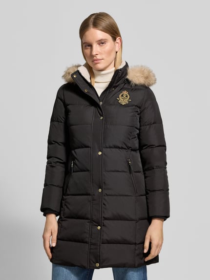 Frauenmodel trägt Steppmantel mit Kapuze von LAUREN RALPH LAUREN in Schwarz mit Logo-Stitching, Webstruktur, Ganzkörperansicht von vorne.