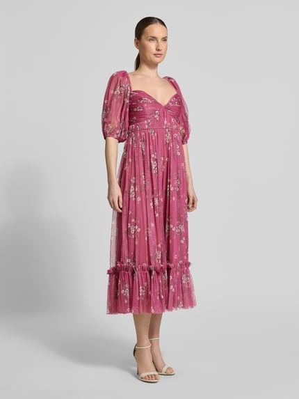 Vrouwenmodel draagt 'Cocktailkleid im Allover-Look' van LACE & BEADS, roze tule, a-lijn, midi, allover print, pofmouwen, vooraanzicht full body.