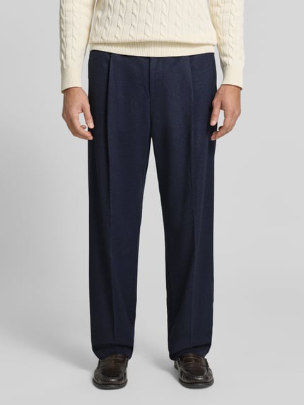 Mannenmodel draagt blauwe Modern Fit Anzughose met Woll-Anteil Modell 'Tony262X' van HUGO, heren wijde broek, vooraanzicht volledige lichaamsopname.
