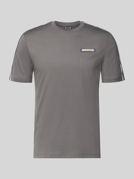 Produktfoto, Regular Fit T-Shirt mit Logo-Patch von EA7 Emporio Armani in Grau, reine Baumwolle, Rundhalsausschnitt, glatte Struktur