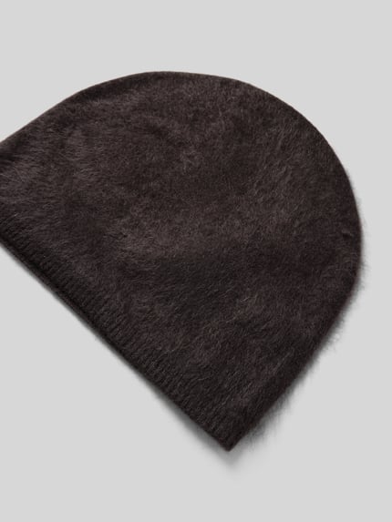 Produktfoto, Beanie aus reinem Kaschmir von Christian Berg Woman in Dunkelbraun mit Strick-Optik, geripptem Abschluss und Ziernaht.