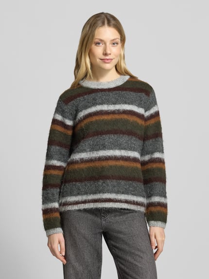 Frauenmodel trägt Pullover mit weichem Flauschgarn Modell 'SC-HADIL YD 2' von SOYACONCEPT, mehrfarbig gestreift in Melange-Strickoptik, Rundhals, Langarm, gerippte Abschlüsse, Ganzkörperansicht von vorne.