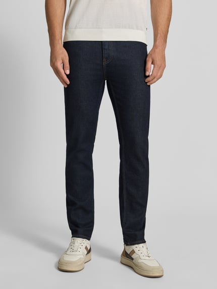 Mężczyzna nosi Slim Fit Jeans aus Baumwoll-Mix Modell 'Delaware' von BOSS, ciemnoniebieskie, struktura gładka, Ganzkörperansicht von vorne, Herren Slim Fit Jeans von BOSS.