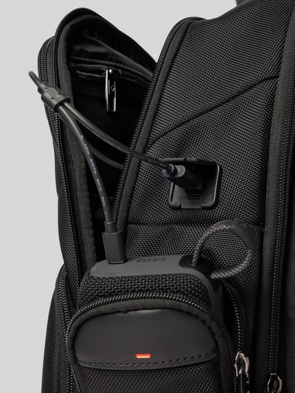 Produktfoto, Rucksack aus Kalbsleder-Mix mit Logo-Detail Modell 'Pro-DLX' van Samsonite, zwart, structuurpatroon, ritssluiting, hoofvak, verstelbare schouderband, breedte 34 cm, lengte 44 cm, diepte 16 cm, bandlengte 58 cm