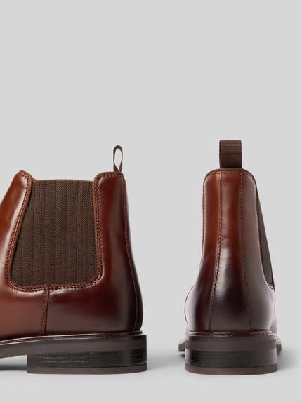 Produktfoto, Chelsea Boots mit seitlichen Stretcheinsätzen von GANT in Lederoptik, unifarben braun, strukturierte Gummisohle, Detailansicht.