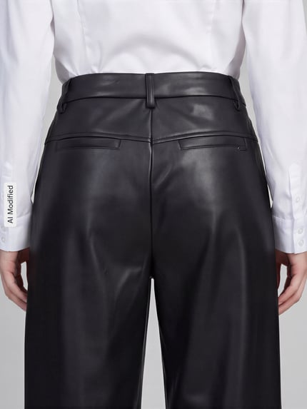 Männermodel trägt czarne spodnie ze skóry lub ekoskóry Regular Fit Leder- / Kunstlederhose mit Label-Detail Modell 'PHIBI' od Raffaello Rossi, damskie spodnie skórzane/ekoskórzane, gładka struktura, Ganzkörperansicht Rückansicht, KI-modifiziertes Bild.