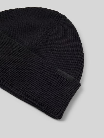 Produktfoto, Beanie mit dezentem Logo-Detail von HUGO in Schwarz, unifarben, Struktur-Strickoptik, reine Baumwolle, Rippstrick