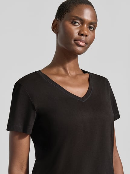 Frauenmodel trägt Regular Fit T-Shirt mit V-Ausschnitt Modell 'Dala' von MOS MOSH, Modal-Mix, kurzärmelig, Nahaufnahme Oberkörper.