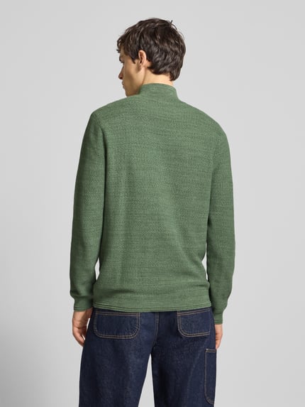 Männermodel trägt Troyer mit Stehkragen von Superdry in Grün aus reiner Baumwolle, strukturierte Textur, Regular-Fit, Ganzkörperansicht Rückansicht.
