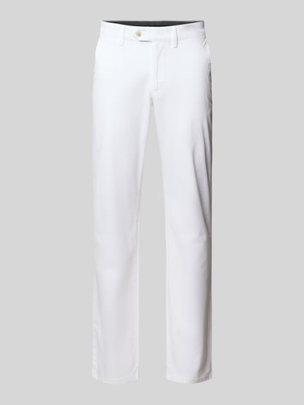 Produktfoto, Stoffhose mit Gesäßtaschen von Christian Berg Men aus weißem Baumwoll-Mix, gerader Schnitt, Knopf- und Reißverschluss, neutrale Struktur.