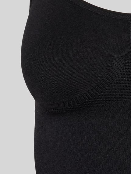 Männermodel trägt Figurformendes Tanktop mit breiten Trägern von MAGIC Bodyfashion, czarny materiał, zintegrowany biustonosz, zbliżenie na górną część ciała.